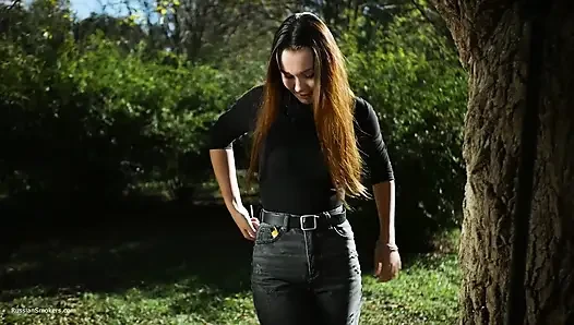 Tatlı şehvetli Rus kız dışarıda sigara içiyor