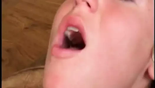 Piliç içinde seksi pembe etek ve sutyen gets becerdin üzerinde kanepe