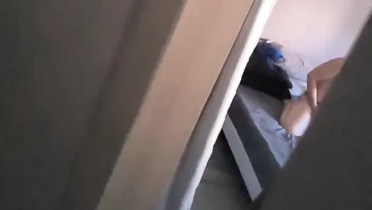 Beni bir dildo ile şaşırttı, onu kalçasına bir parmakla iyice emdim ve ağzıma boşalttım