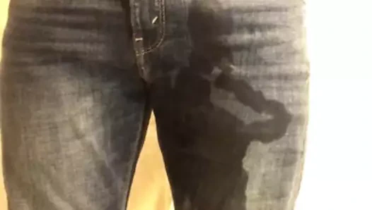 Femboy kot pantolonun içine işemeye çalışıyor