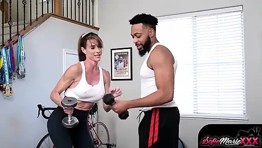 Zinde orta yaşlı seksi kadın Sofie Marie büyük yaraklı adamla sikişiyor