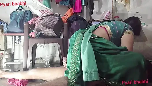 Göt amcık sikiyor yarak emiyor göğüslerini emiyor memeden süt emiyor ve domaltarak yarağa oturuyor ve doğrudan Hintçe seste yatıyor