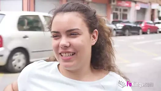 Busty mia sokakta çaylaklarla toplama becerilerini kanıtlıyor