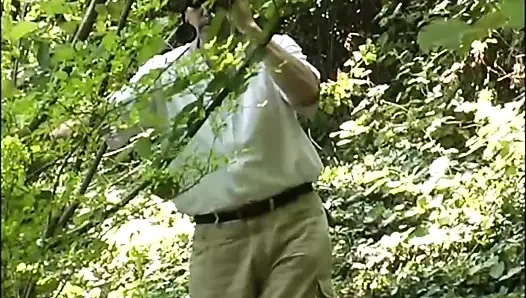 Inglese Slutty Hairy MILF Looking for Big Cocks to Get Fucked in the Park