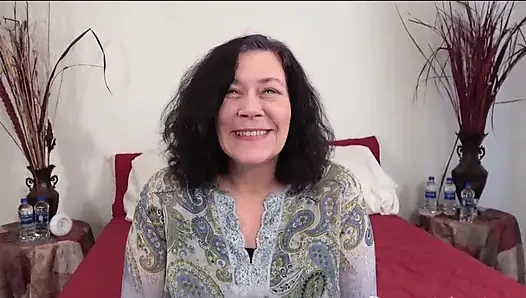Taşan göğüslü muhtaç, peluş orta yaşlı seksi kadınlar açgözlüce yutuyor, baskın anatomi, ağır olarak kapris yapıyor