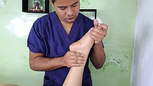 Güzel salmanın güzel vücuduna karşı koyamıyorum ve sonunda masaj odasında sevişiyoruz