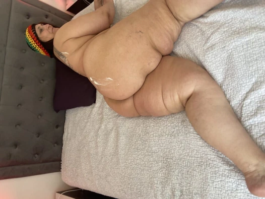 Ateşli orta yaşlı seksi kadın siyah yarak taşakları için aç. Sapık fetiş fantezisi genç erkek avcısı orta yaşlı seksi kadın