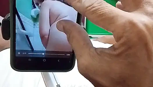 Karıma beni dün gönderdiği videoyu izlerken zevk aldım
