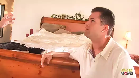 Yapay göğüsleriyle süslenmiş bu sarışın kızın yüzünde önemli miktarda saç var.