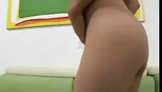 Azgın sarışın kaltak bakış açısıyla sakso çekiyor ve götüyle boşalmayı yakalıyor