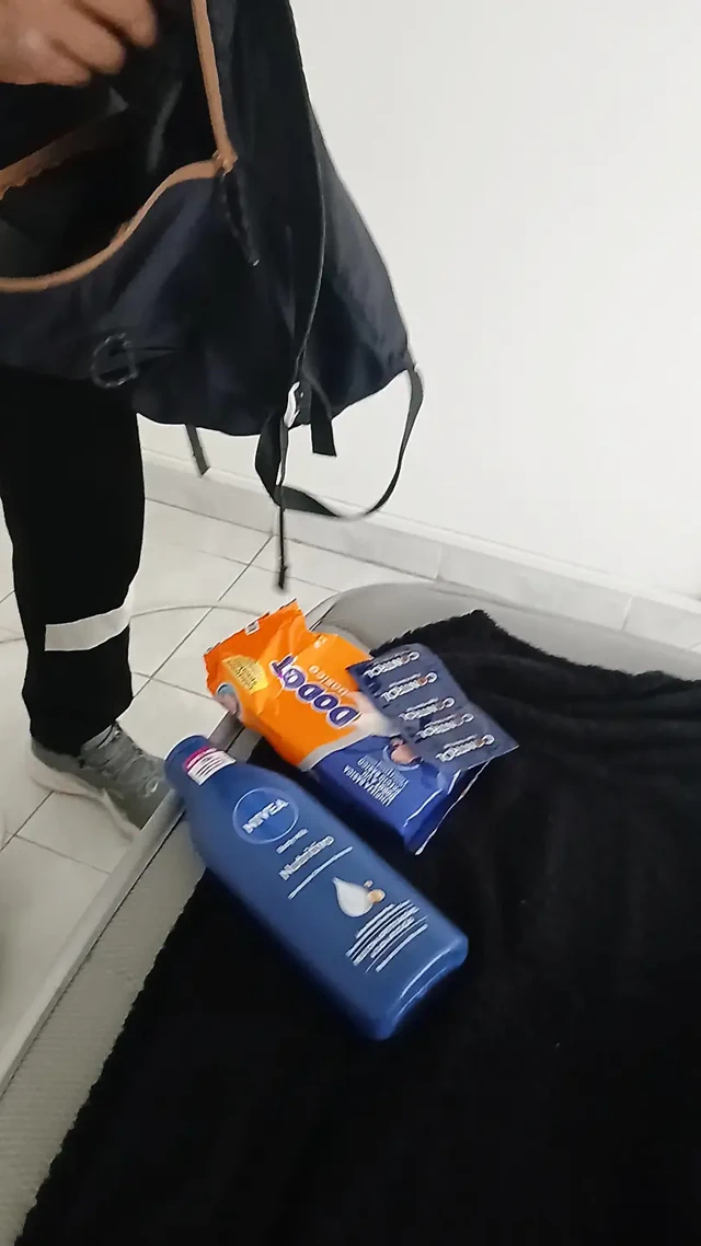 Teslimat yapmaya gittim ve parayı seksle ödedi.