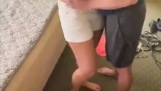 Ateşli evli kadın internette tanıştığı adamla sikişiyor