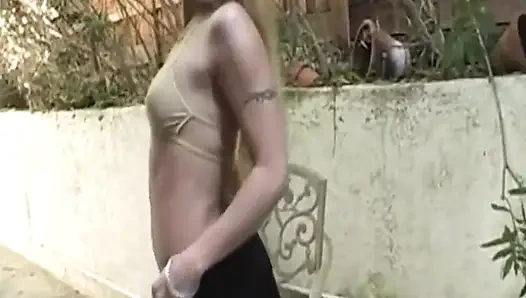 Sarışın bebeğin damlayan amcığı vahşi sert sikişte osuruyor