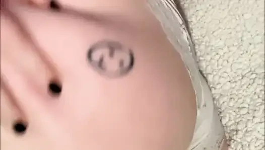 Sevimli kız çişini tutamıyor ve külotunu su basıyor