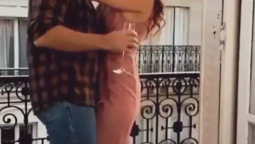 onu daha çok seviyorum