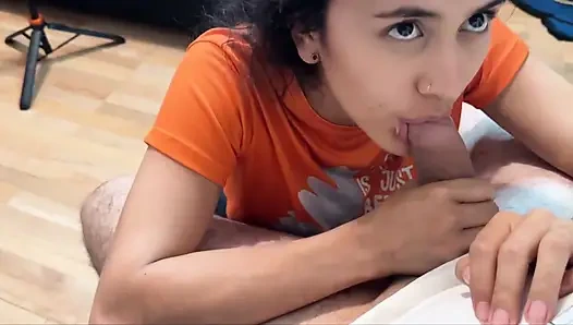 Üvey kız kardeşim oyuncağı yerine yarağımı içine sokuyor