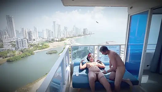 Baldız sikiştiğimizi duyuyor ve sonunda katılıyor - bana pembe ve sıkı amcığını veriyor