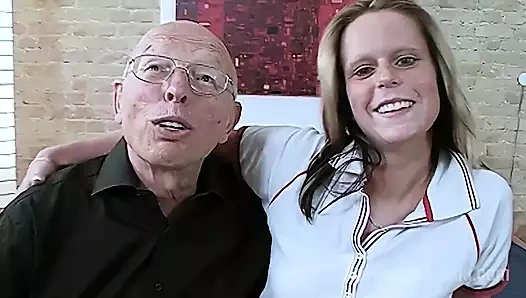 Ateşli sarışın yaşlı dedenin yarağını emiyor