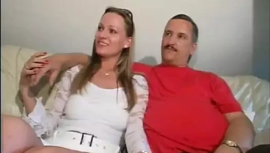 Simones hausbesuche vol 2 seks dersleri vermek için evli eş değiştiren çiftlerin evine gidiyor