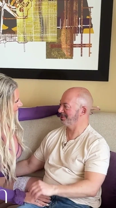 4k Carlie Vixen orta yaşlı seksi kadın terfi için iç çamaşırlı patronu baştan çıkarıyor dölleme