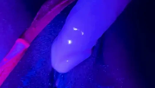Zenci tanrıça sızdırıyor: neon tanga ve dildo fışkırtıyor