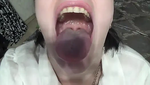 İki iş kadını seni bütün yemeden önce ağızlarıyla ve dilleriyle seni alay ediyor!