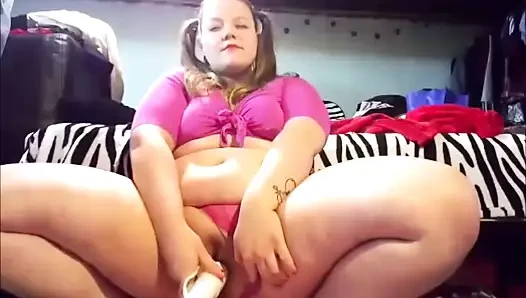 Güzel tombul prenses mastürbasyon yapar ve bir kraliçe gibi sikikleri