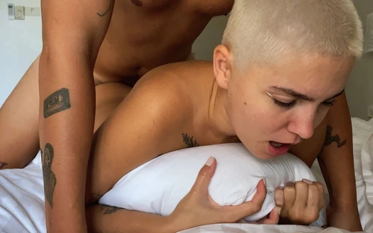 Üvey kız kardeş onu sikip yüzüne boşaldıktan sonra lezbiyen olmayı bıraktı