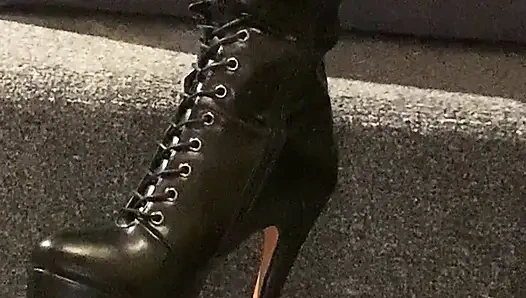 Çizmelerimin her yerine boşal