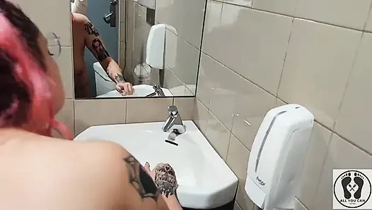 Umumi tuvalette ayakta sikişiyor domalarak sikişiyor yüze boşalma