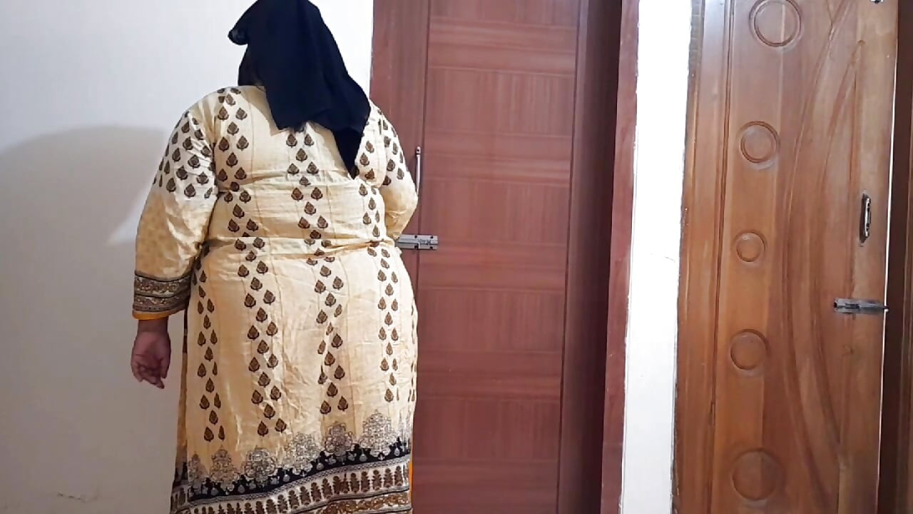 Hintli büyük götlü hizmetçi patron tarafından sikiliyor