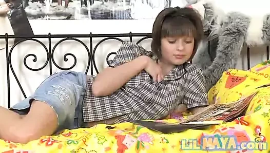 Minyon genç maya oyuncaklar ona sıkı ıslak kedi