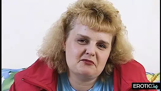 Steffi tombul amcık deliğinde dildolarla sikişiyor