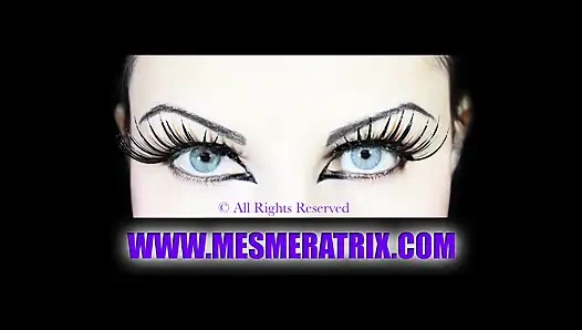 Kadın egemenliği lateks piliç onu taşaklarına tekmeliyor