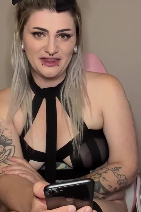 Minik penis resimlerine gülüyor