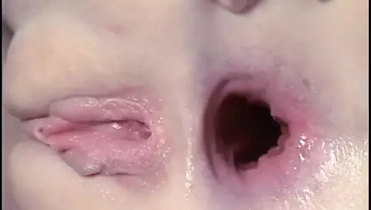 Küçük memeli sarışın yarağını gırtlağına kadar alıyor, sonra götünü esnetiyor