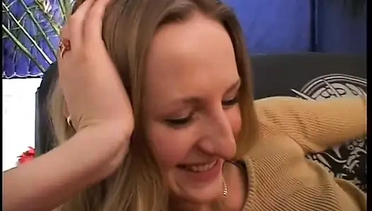 Seksi vücutlu güzel genç kız sert yarağı emiyor ve biniyor