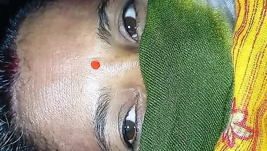 Üvey oğlum amcığıma masaj yapıyor ve beni sikiyor Hintli yenge Bengalce ses