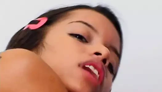 Minyon latin genç küçük lupe lez'i yalıyor