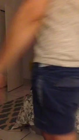 Busty kız yatak odasında çıplak alır