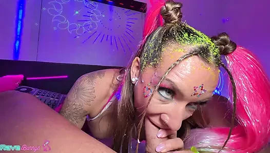 Kyla J, Richard Glaze'nin dilini neon parti töreninde derine alıyor!