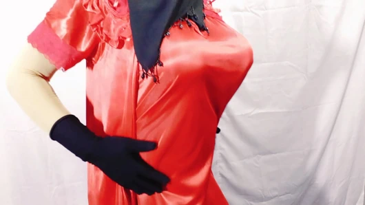 Hintli ateşli güzel yenge odasında dans ediyor ve açık bir şekilde seks yapıyor