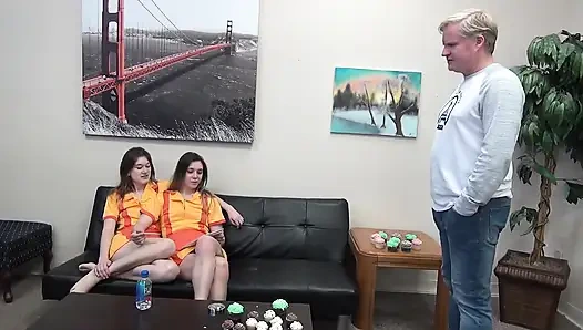 2 vuruşlu kız bölüm 3'te Violet Thompson, Sandy Thompson