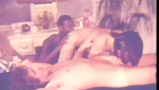 sulu ırklararası üçlü masaj masasında (1970'lerde vintage)