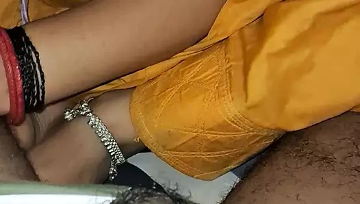 Madhu bhabhi ko choda completely naked kar uski bed par