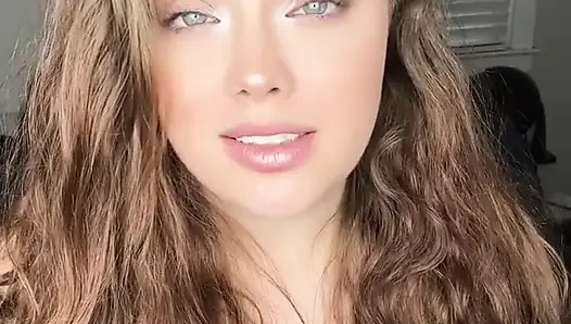 Derili orta yaşlı seksi kadın domme kadın kılıklı oğlan rol oyununu çıkarıyor