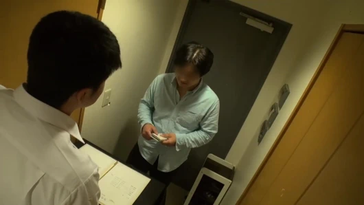 Daha önce hiç haberim olmadığı bir aile üyesi bana açık ve ahlaksız bir üniformayla servis ediliyor!