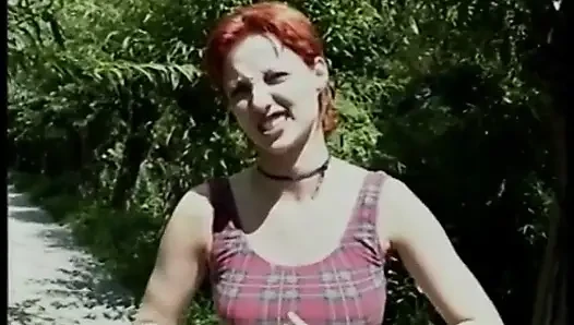 Kızıl saçlı orta yaşlı seksi kadın ilk kez kamerada