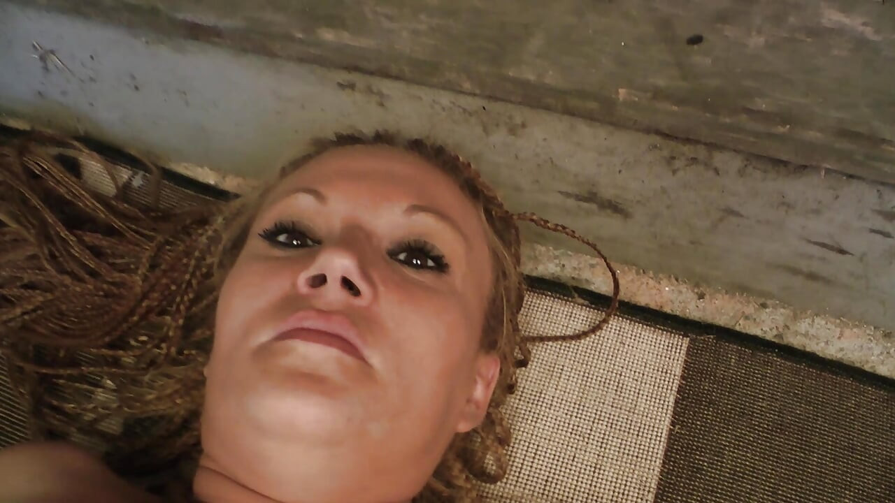 Sevimli MILF baskın ediliyor ve büyük poposuna kabak konur