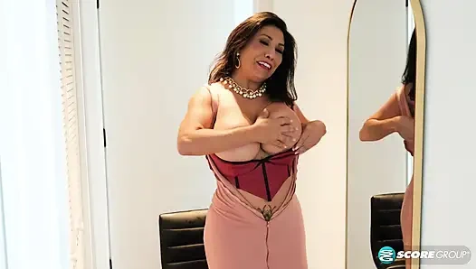 Büyük memeli latin evli kadın ve orta yaşlı seksi kadın Nikki Brava amını sikiyor